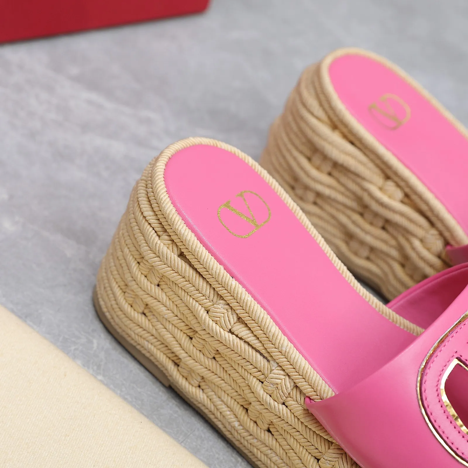 👟👟Ex-factory price 640👟👟The highest version💯💯💯 2024 early spring counter catwalk style updated simultaneously 💗Valentino💗Valentino Wedge hemp rope bottom slippers/follow-up sandals series ——————————Top version Super creative craft design highlights the brand’s unique style, luxury fashion and highly recognizable Exquisite round head, perfect side arc, extremely pure taste, ladylike temperament and full of femininity‼ ️ Upper: Made of imported cowhide. Lining: Made of mixed sheepskin. Italian imported cowhide outsole. Wedge heel back height: 8.5CM. Front height: 5.5CM. Code number: 35-41 (41 customized)